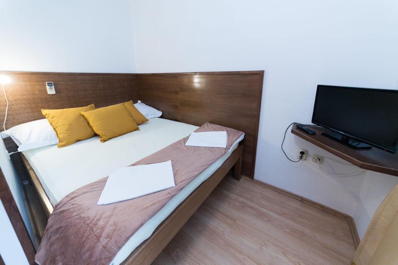 Mb Pag Bed&Breakfast Pag Town Esterno foto